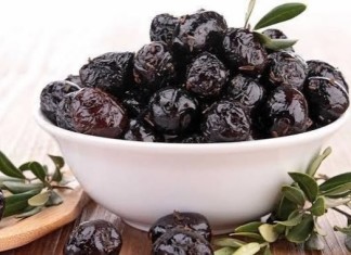 Gıda teröristleri! Paslı demirle zeytini karartıyorlar