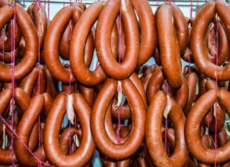 İstanbul’da yapılan denetimlerde bazı marketlerde sucuğun et yerine ottan üretilerek satıldığı ortaya çıktı.