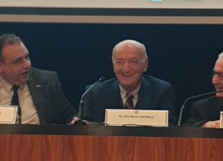 TÜKETİCİNİN VE REKABETİN KORUNMASI DERNEĞİ BAŞKANI ve AREL ÜNİVERSİTESİ ULUSLARARASI İLİŞKİLER BÖLÜM BAŞKANI Prof. Dr. Uğur Özgöker TÜKETİCİNİN EVRENSEL HAKLARI SEMPOZYUMUNUN Oturum Başkanlığını Yaptı