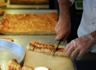 Meşhur Sarıyer Börekçisi’nde satılan kıymalı börekte sakatat çıktı